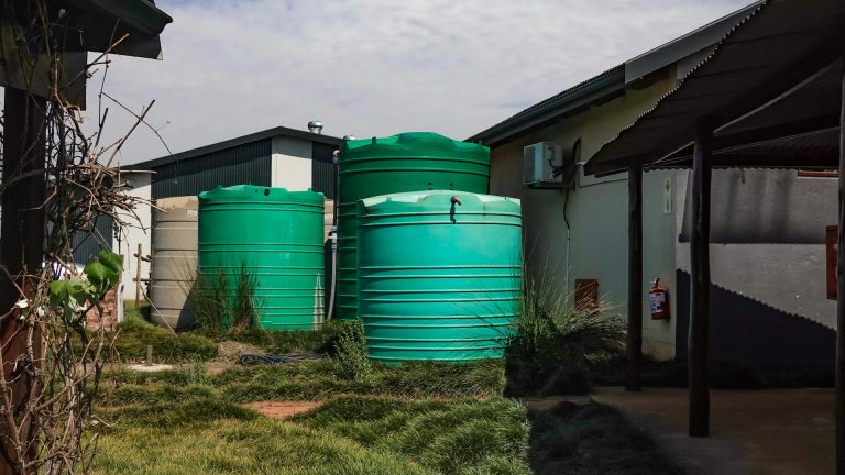 Cuve en polyéthylène : le modèle aérien ou enterré pour votre jardin ?