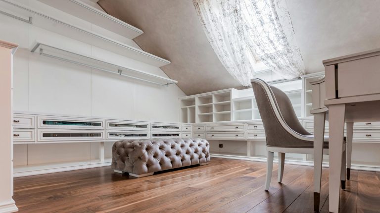 Plafond en pente : la meilleure stratégie pour optimiser la luminosité ?