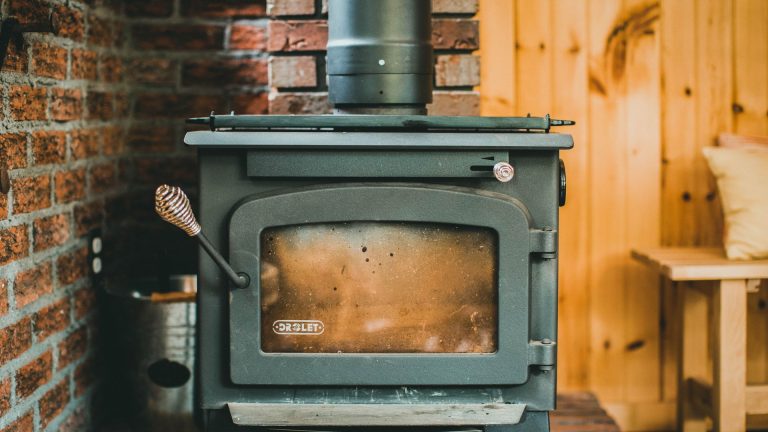 Installation d’un poêle à bois : tarifs et facteurs du budget