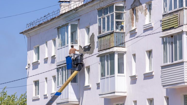 Prix au m² de l&rsquo;enduit de façade : le budget d&rsquo;une rénovation écologique