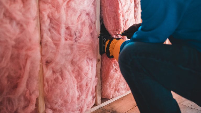 Isolant de plafond intérieur : la laine ou le panneau, lequel choisir ?