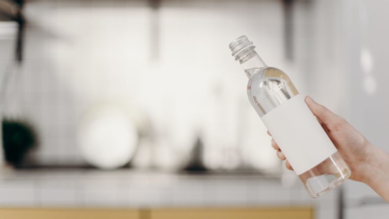 Eaux en bouteille contaminées (2026) : infos absentes sur l’étiquette