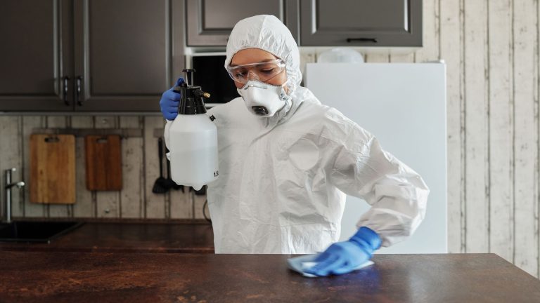 Savon noir, vinaigre : le nettoyant multi-usage sûr, quels dosages et précautions ?