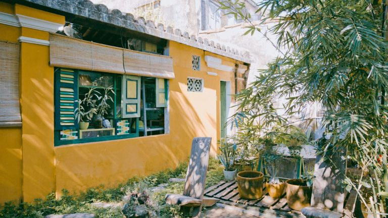 Stores en bambou extérieurs : pourquoi la plupart ne survivent pas plus de 3 ans en terrasse et comment bien choisir