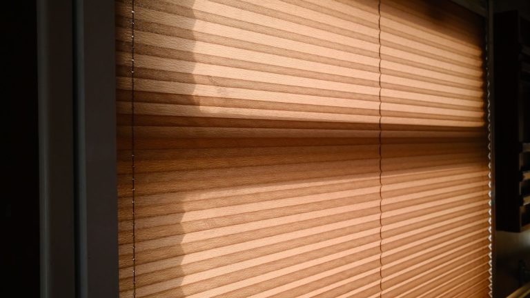 Store extérieur Velux solaire : pourquoi l’occultation totale (DSL) surpasse le pare-soleil en canicule