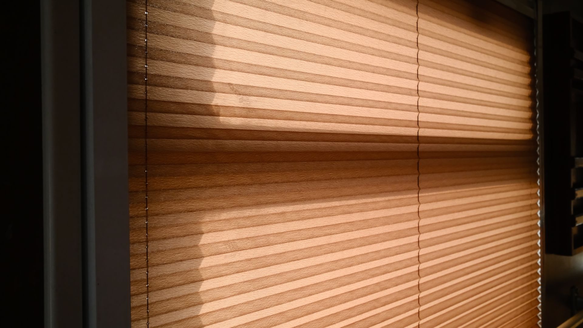 Store extérieur Velux solaire : pourquoi l’occultation totale (DSL) surpasse le pare-soleil en canicule